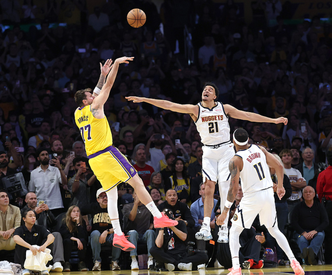 乐鱼体育官网-西部排名又变了:湖人创NBA奇迹,勇士收大礼,4队排名互换